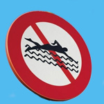 Un panneau interdiction de se baigner humoristique